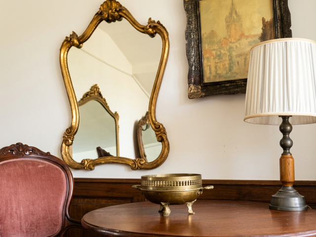 Masa vintage mobila veche de epoca mobilier antic retro antichitati