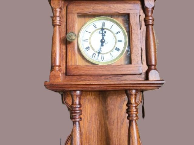 Ceas cu contragreutati decoratiuni rustice antice vintage retro obiecte de colectie antichitati