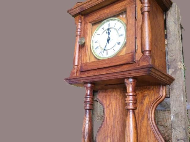 Ceas cu contragreutati decoratiuni rustice antice vintage retro obiecte de colectie antichitati