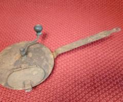 Rasnita vintage obiect de epoca decoratiune rustica antica gradina