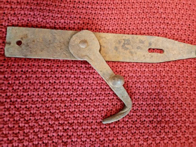 Incuietoare vintage obiect de epoca decoratiune rustica antica gradina