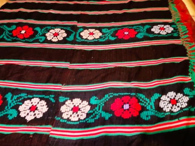 Covor lana taranesc vintage antic piese de epoca obiecte rustice traditionale antichitati