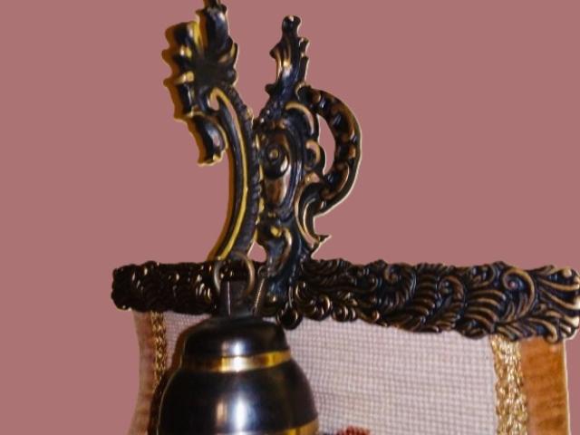 Clopotel cu stindard vintage decoratiuni de epoca obiecte de colectie antichitati