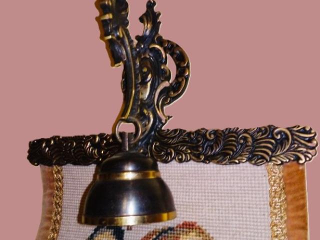 Clopotel cu stindard vintage decoratiuni de epoca obiecte de colectie antichitati